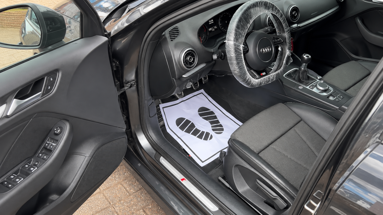 Poste de conduite Audi nettoyé et protégé par DH Auto
