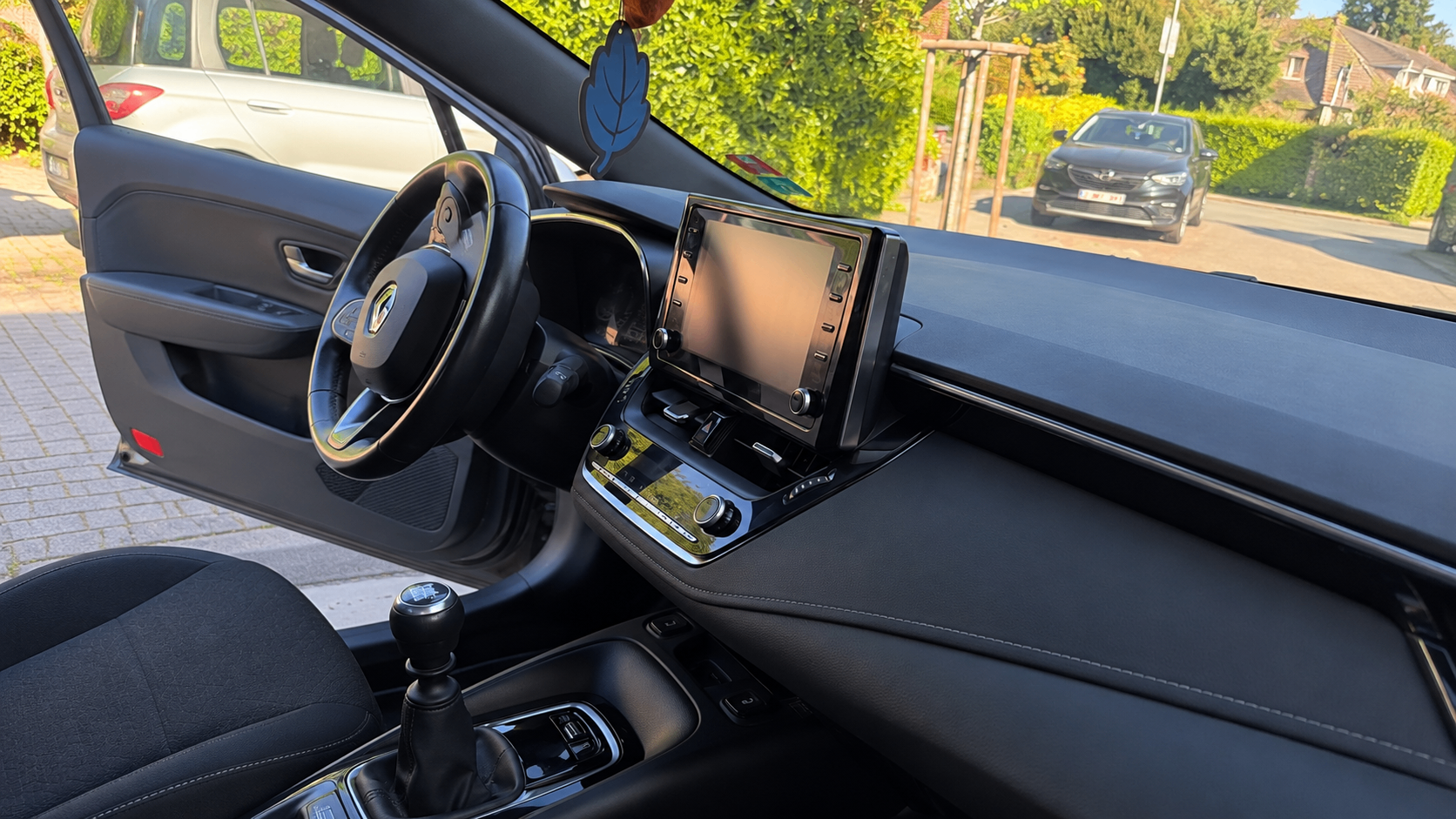 Tableau de bord et console centrale nettoyés par DH Auto