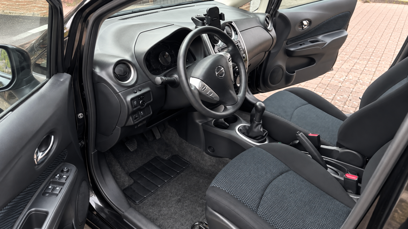 Poste de conduite Nissan propre après un nettoyage intérieur complet