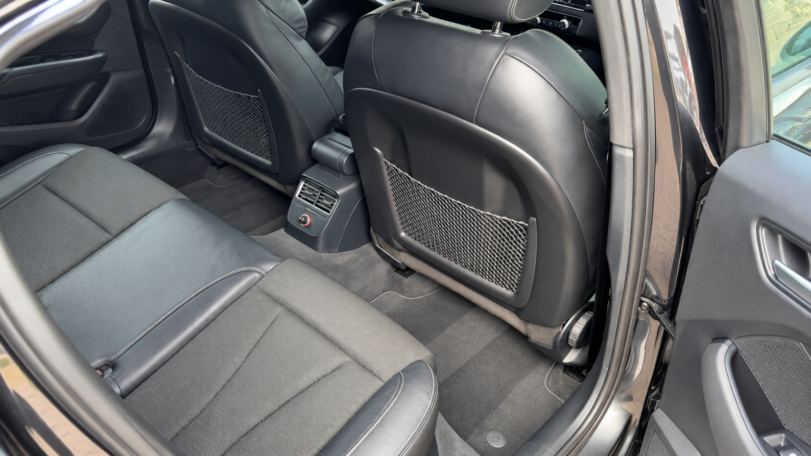 Banquette arrière et moquettes nettoyées par DH Auto