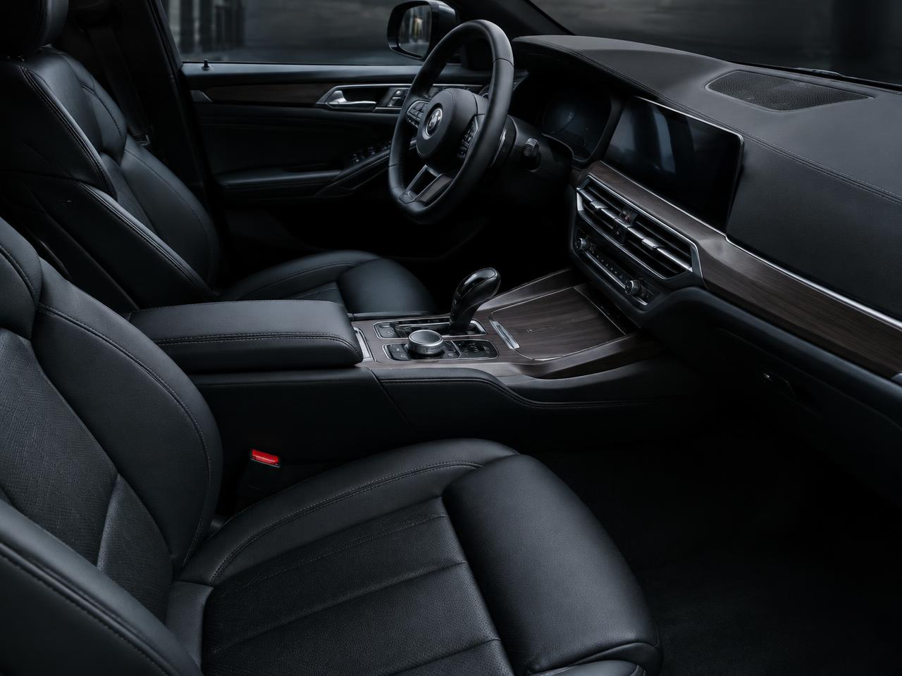 Intérieur de véhicule soigneusement nettoyé par DH Auto